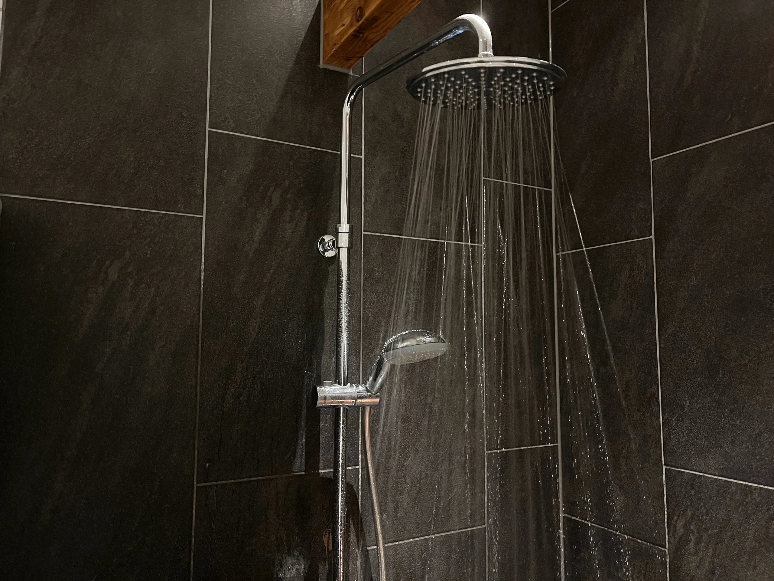rain-shower-in-the-bathroom-2026-01-06-09-24-30-utc