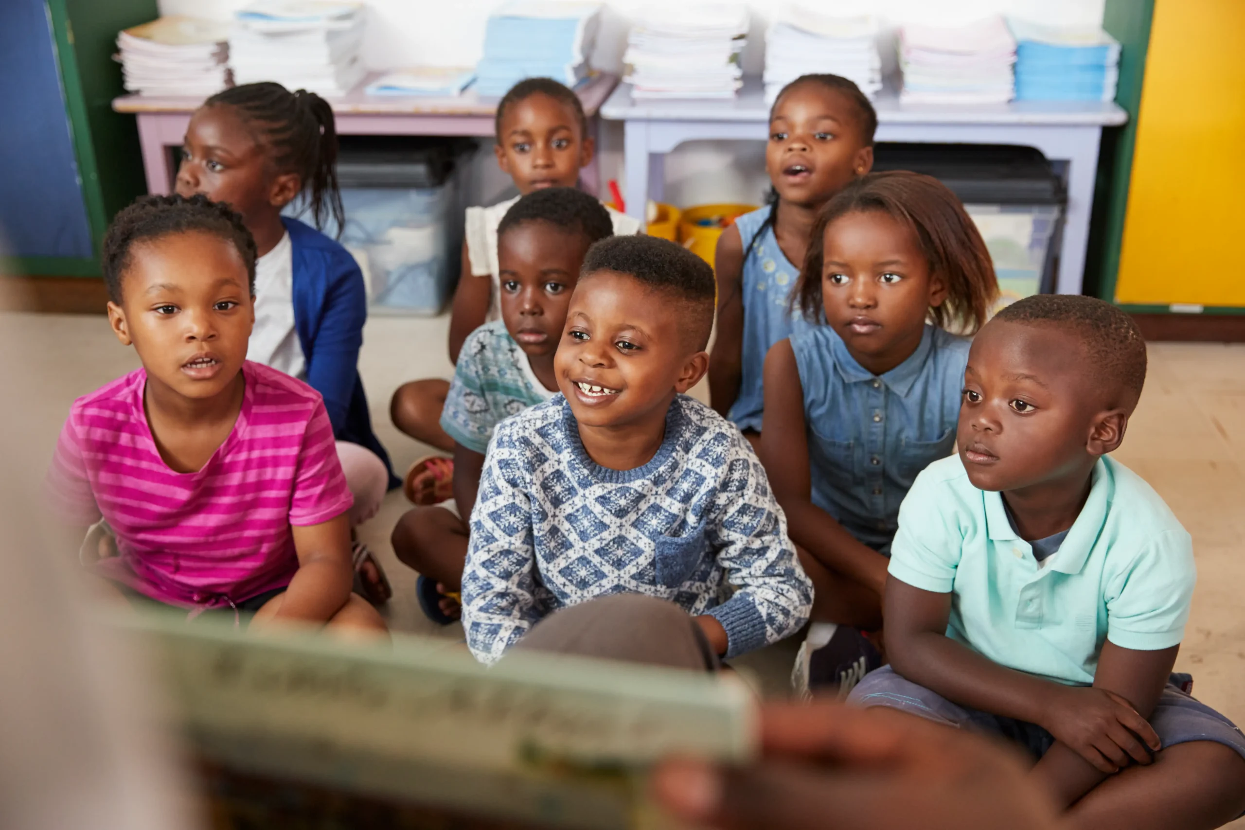 teacher-reading-book-to-elementary-school-children-2026-01-05-06-29-37-utc